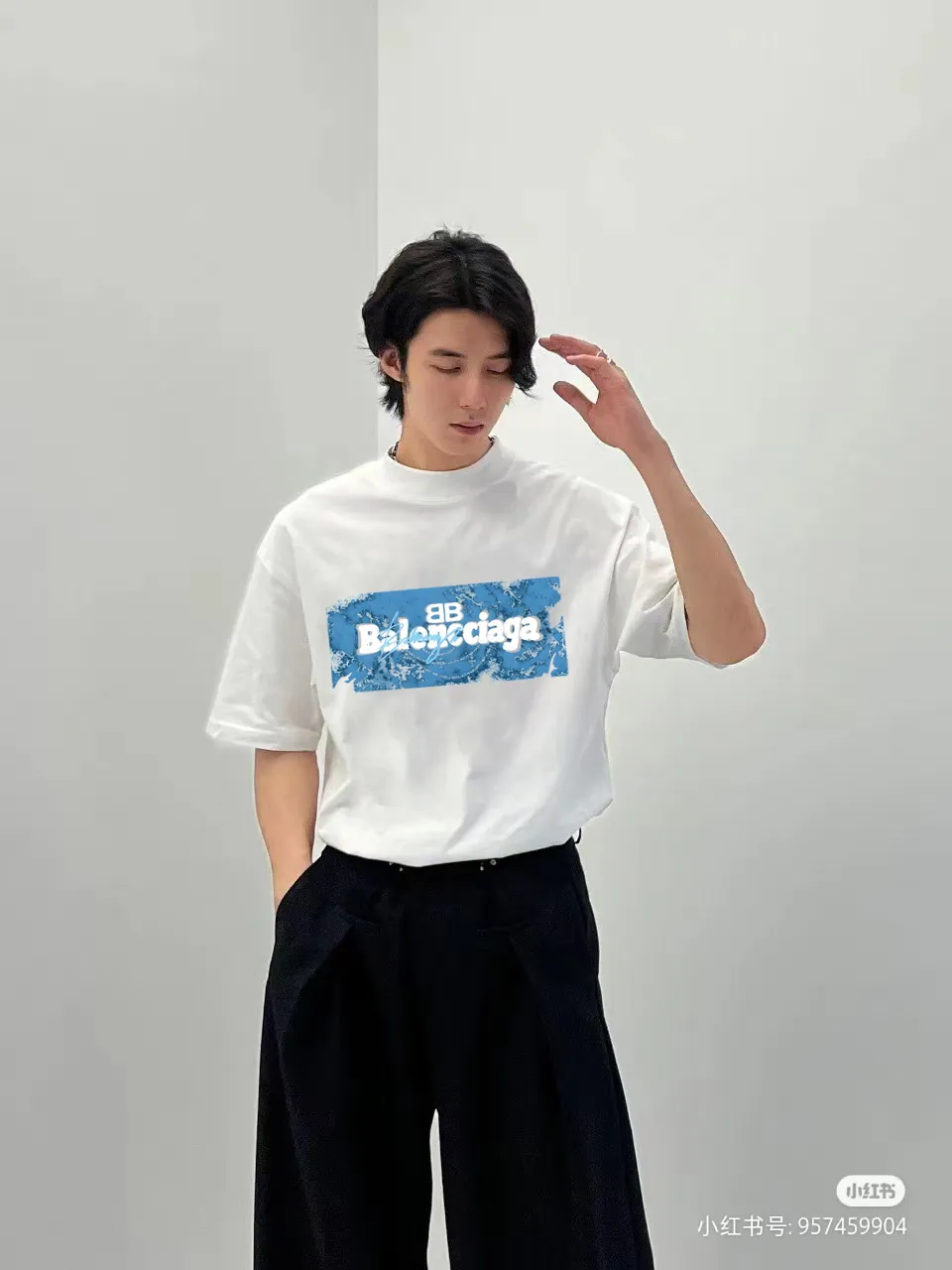 P80✨🔥 BALENCIAGA Paris lettering printed short-sleeved T-shirt. Custom-woven and dyed 300 grams of combed cotton heavyweight fabric. Zero color difference in threads. Perfect details. Different from the current currency version. Welcome to compare. Same Style for men and women. Must-sell in the picture above. Color: White Black Size: 1 2 3 4